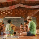 Eco-leer centrum voor Permakultuur en onderwijs in Thailand vrijwilligerswerk samen 